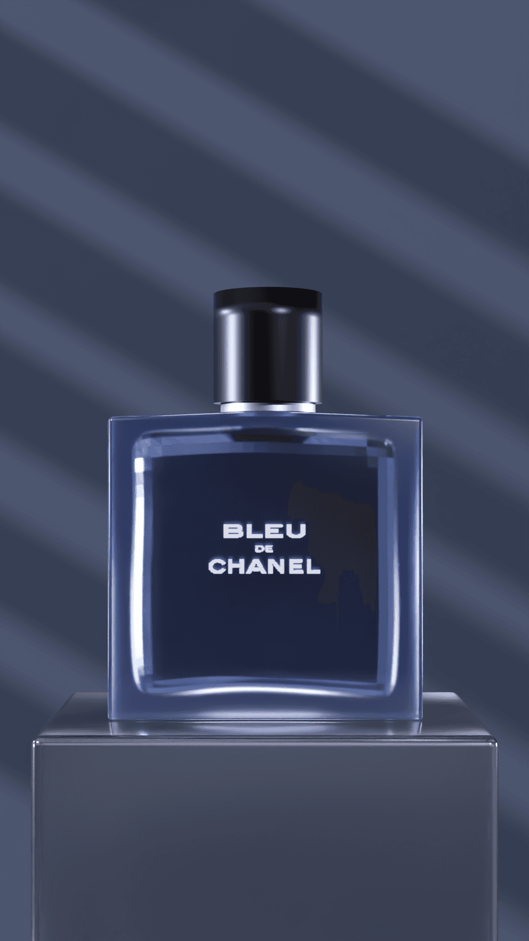 Flacon de parfum Bleu de Chanel bleu marine sur un socle avec des ombres diagonales.